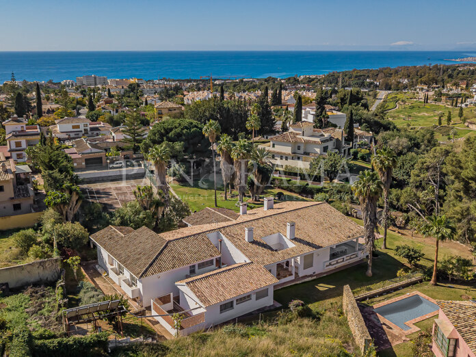 Villa with great renovation potential in El Mirador de La Montua, Marbella