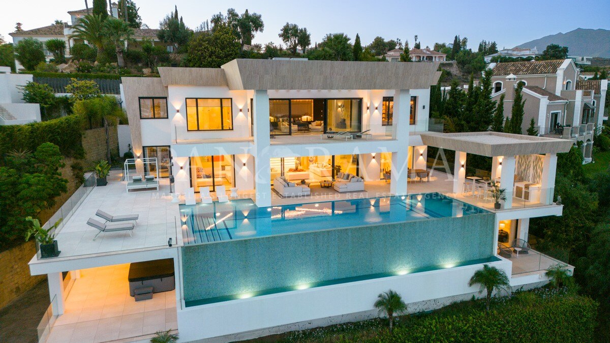 Luxe moderne villa in El Paraíso Alto met panoramisch uitzicht op zee