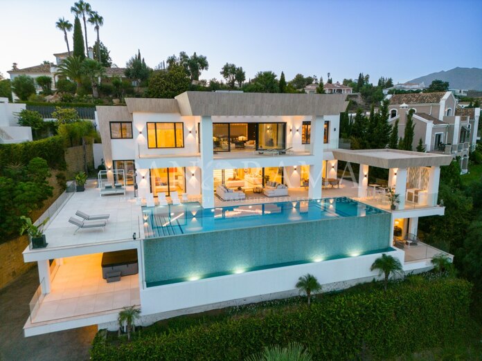 Luxe moderne villa in El Paraíso Alto met panoramisch uitzicht op zee