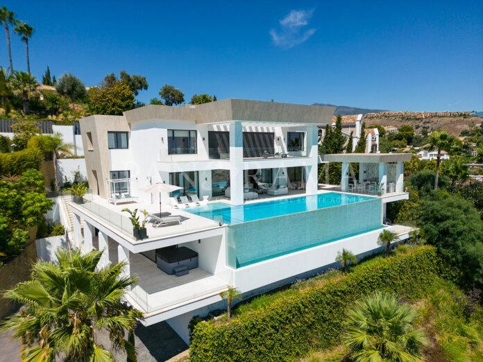 Villa de style moderne de luxe à El Paraíso Alto avec vue panoramique sur la mer