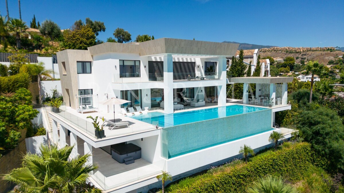 Luxe moderne villa in El Paraíso Alto met panoramisch uitzicht op zee