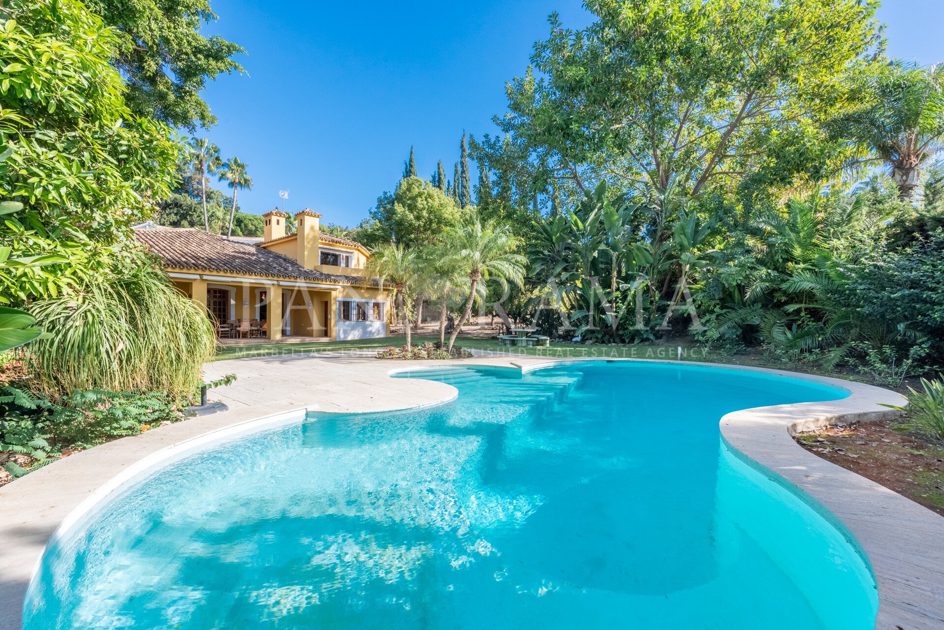 Charmante villa sur un grand terrain avec un beau jardin à El Paraíso Alto