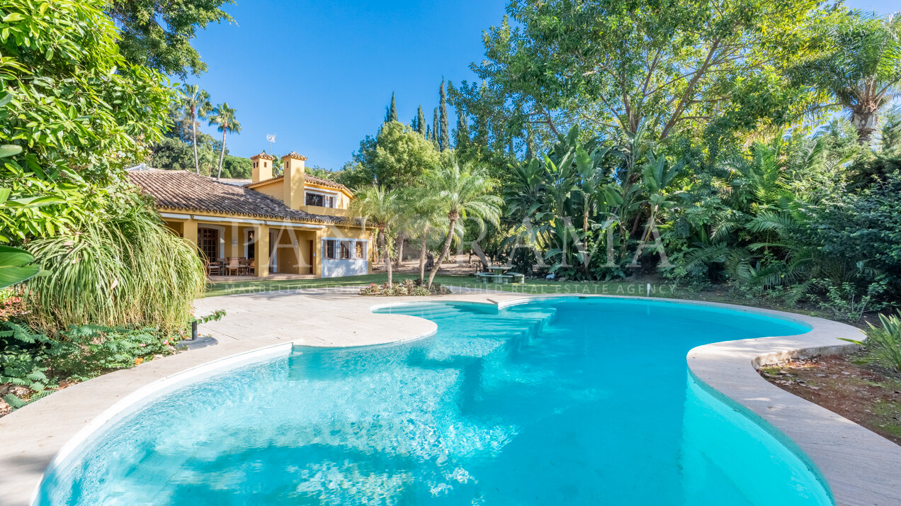 Charmante villa sur un grand terrain avec un beau jardin à El Paraíso Alto