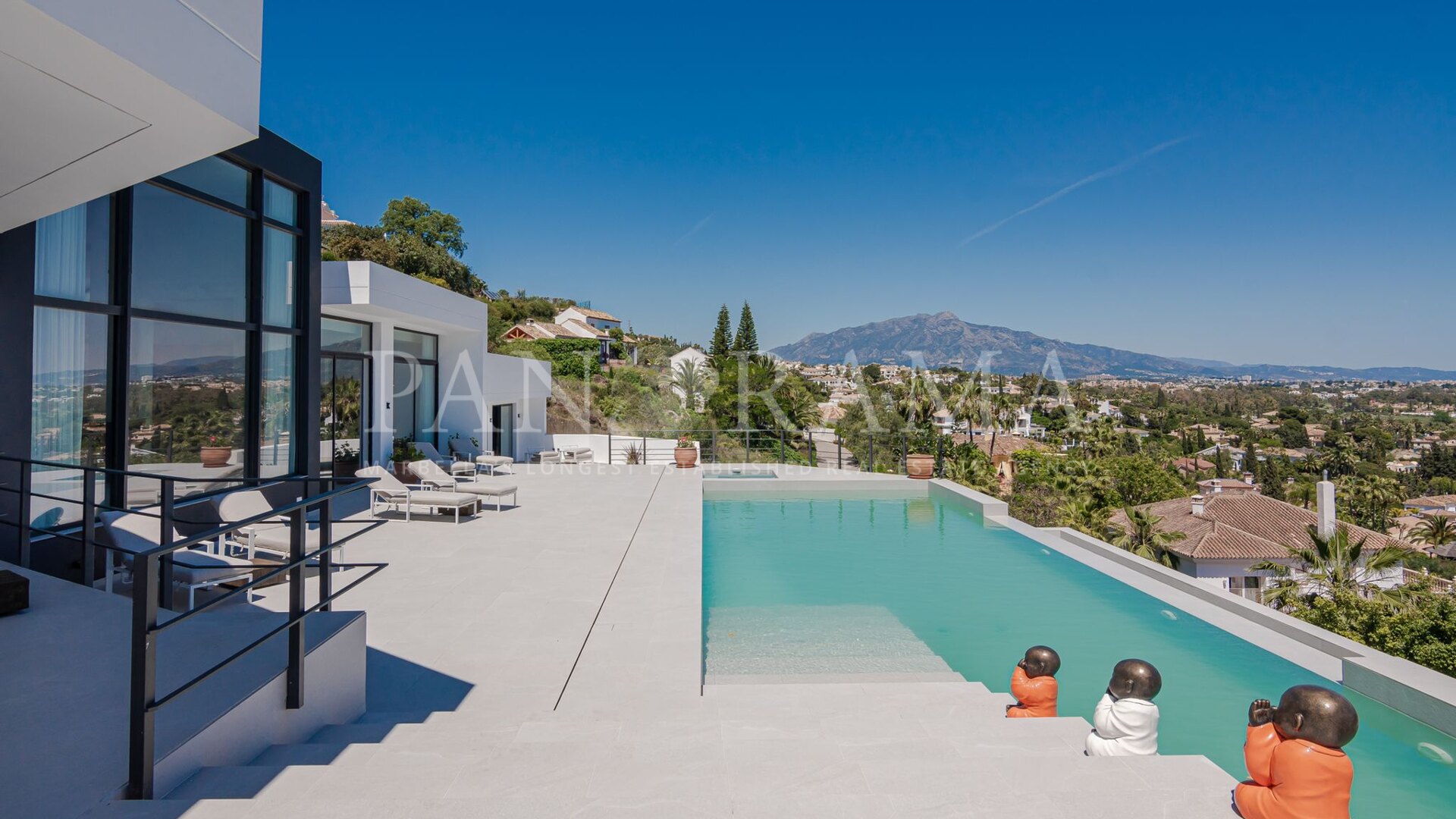 Espectacular villa moderna con impresionantes vistas y comodidades de bienestar.