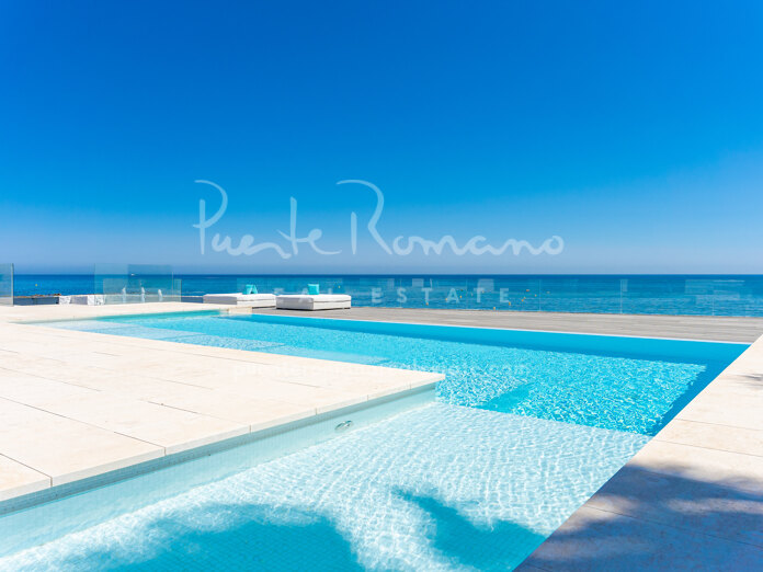 Espectacular villa en primera línea con acceso directo a la playa en Mijas
