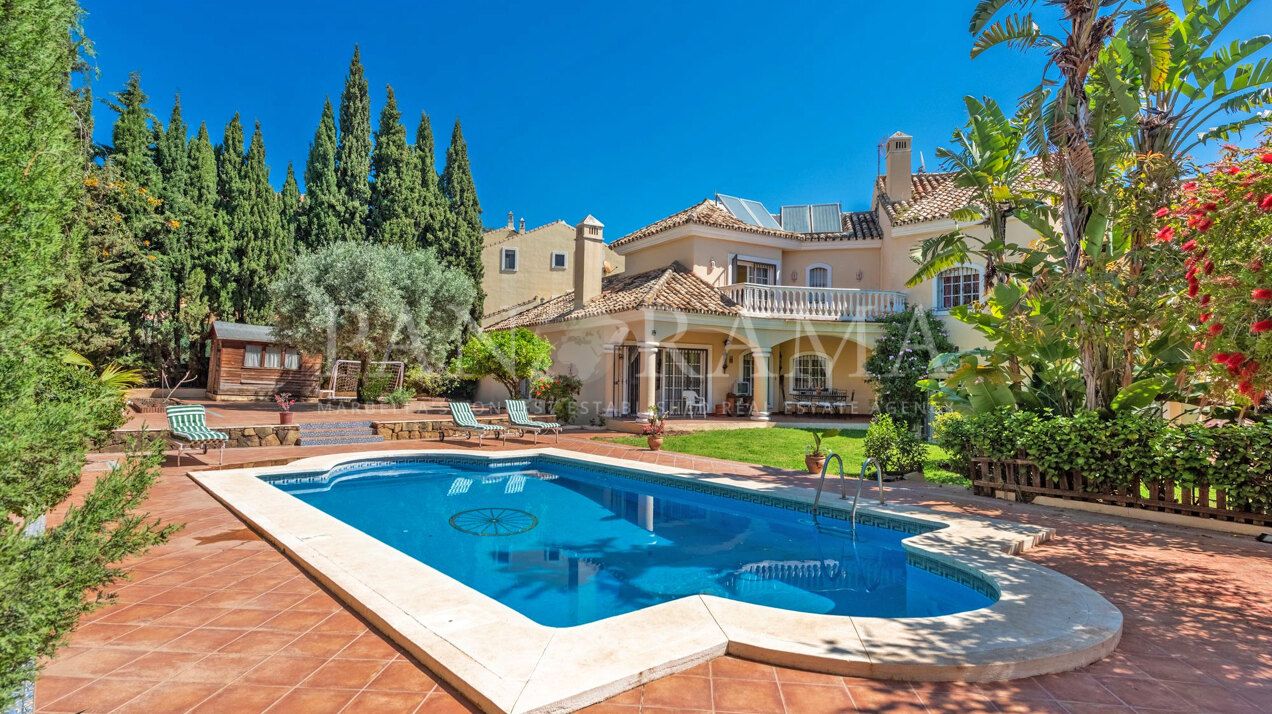 Beautiful villa in the Xarblanca area close to all services and the center of Marbella