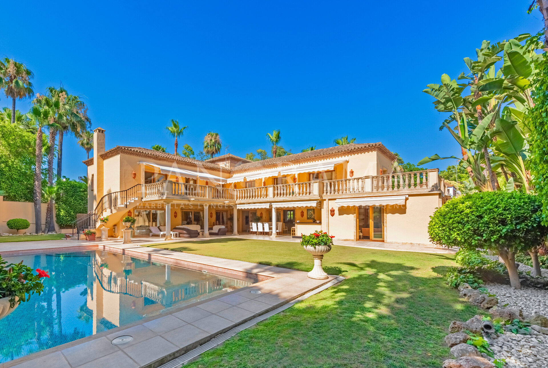 Eine Villa im klassischen Stil in einer etablierten Gegend in Nueva Andalucía