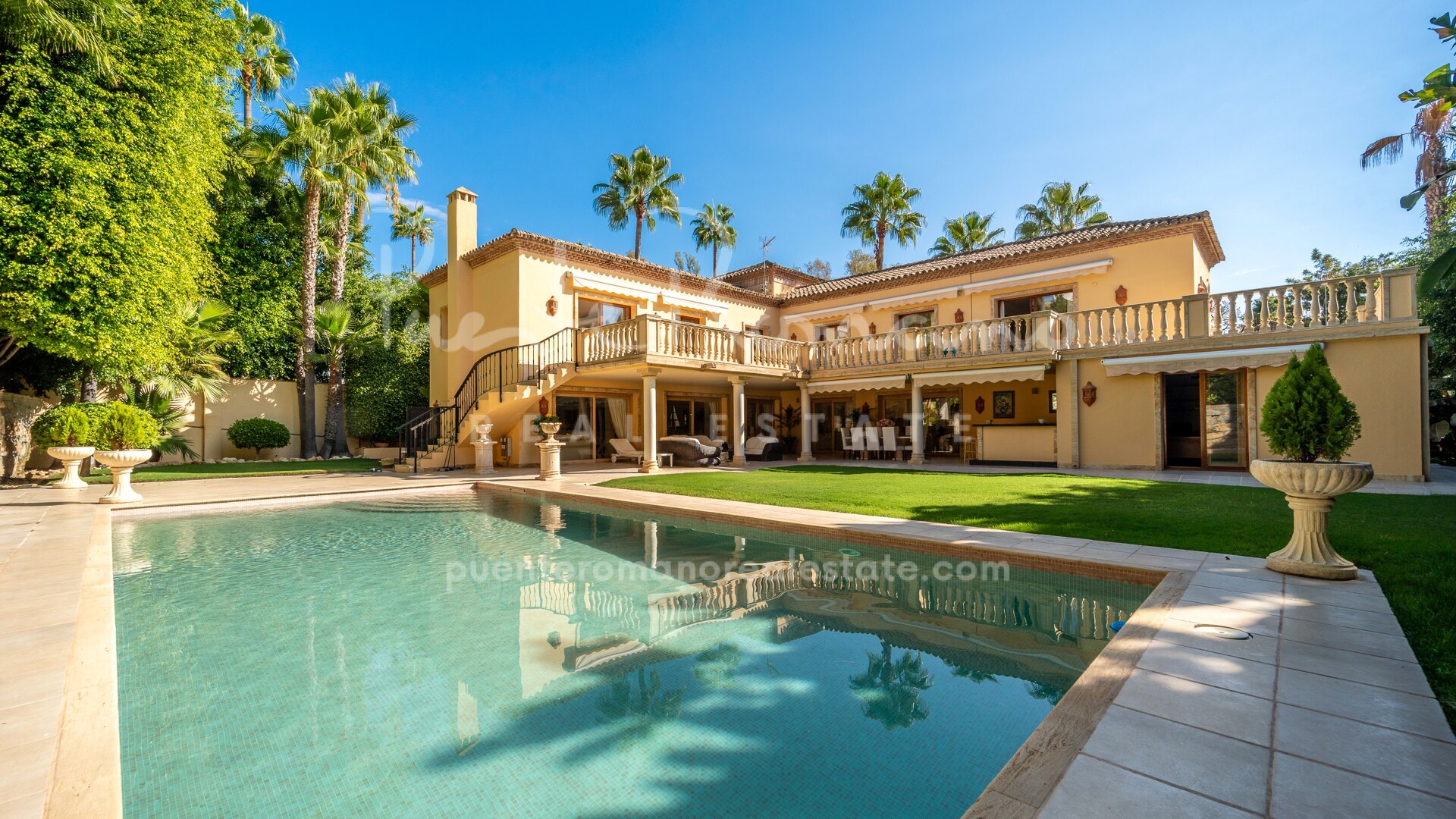 Villa de diseño clásico y elegancia atemporal en el corazón de Nueva Andalucía