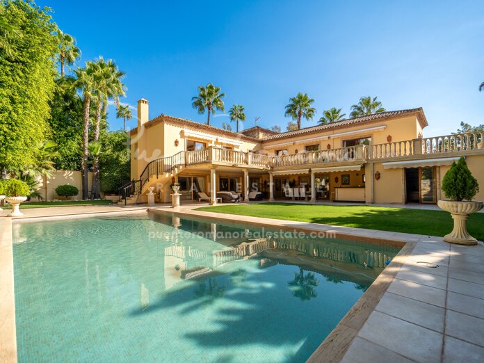 Villa de diseño clásico y elegancia atemporal en el corazón de Nueva Andalucía