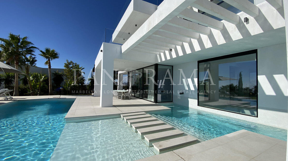 Wonderful villa located on the New Golden Mile, between Marbella and Estepona