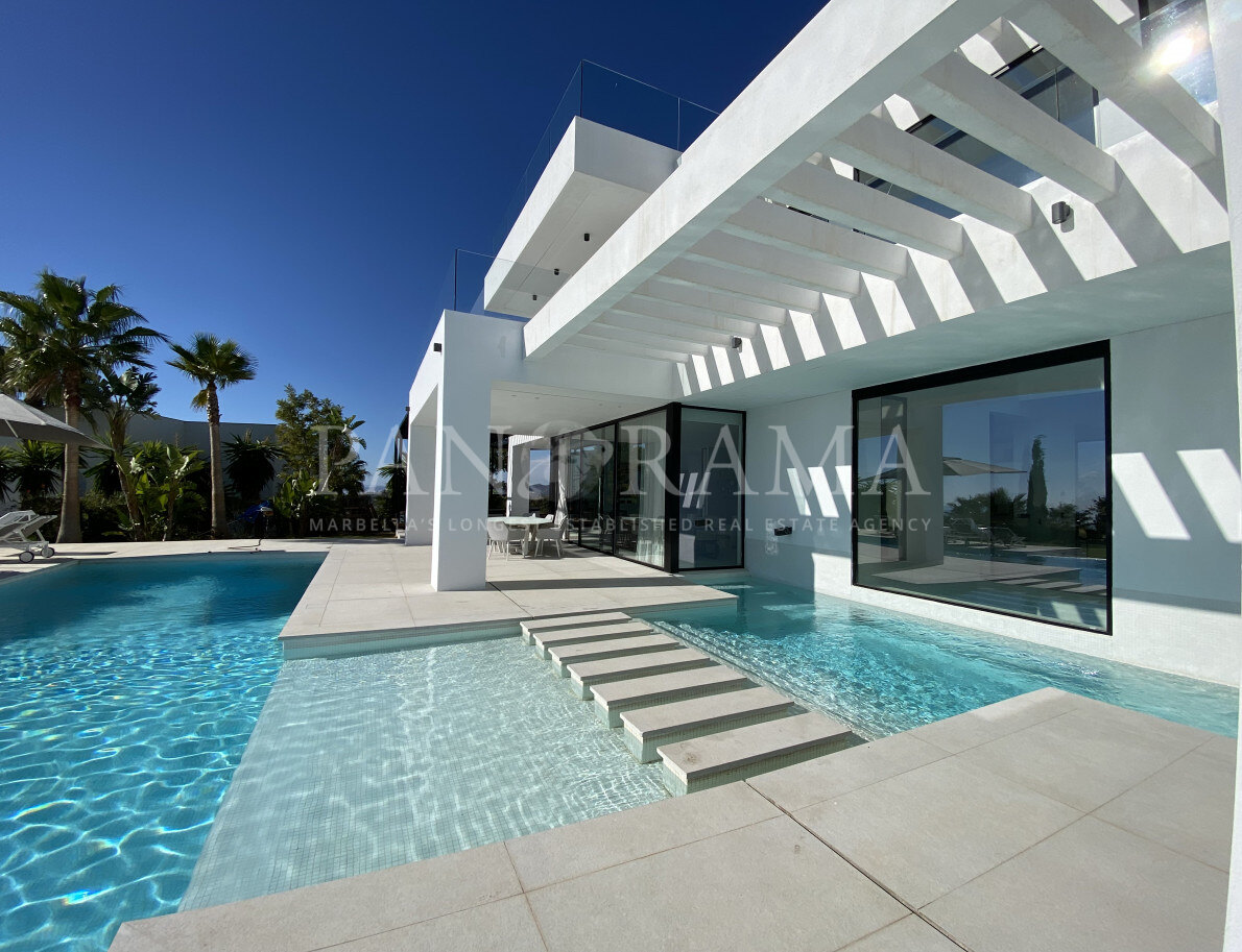 Wonderful villa located on the New Golden Mile, between Marbella and Estepona