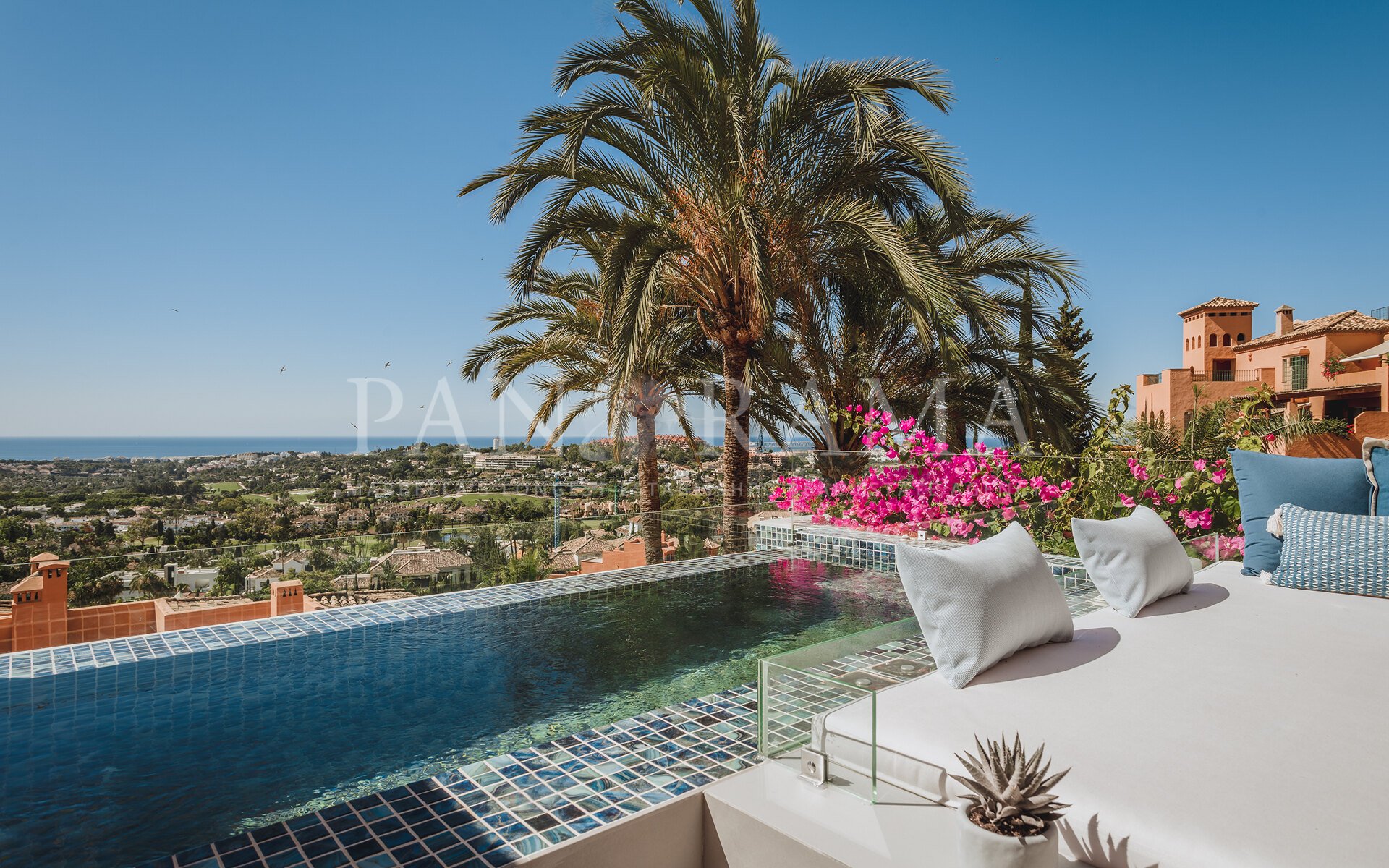 Superbe penthouse en duplex entièrement rénové avec vue panoramique sur la mer