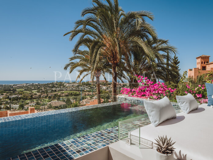 Superbe penthouse en duplex entièrement rénové avec vue panoramique sur la mer