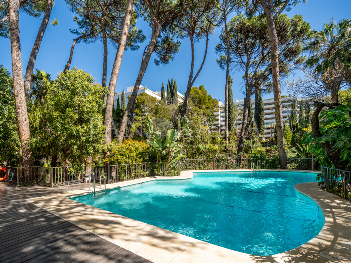 Élégant appartement en bord de mer à Jardín del Mediterráneo, à distance de marche des meilleures commodités de Marbella