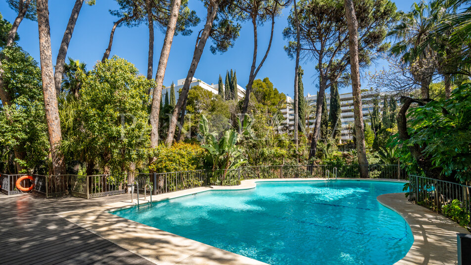 Élégant appartement en bord de mer à Jardín del Mediterráneo, à distance de marche des meilleures commodités de Marbella