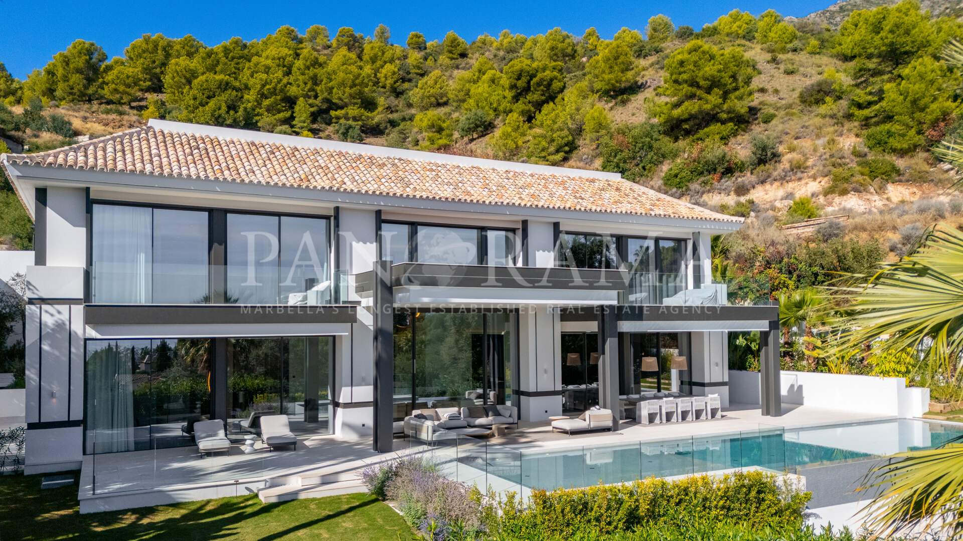 Villa Allure, contemporary elegance in Cascada de Camoján with endless Mediterranean views