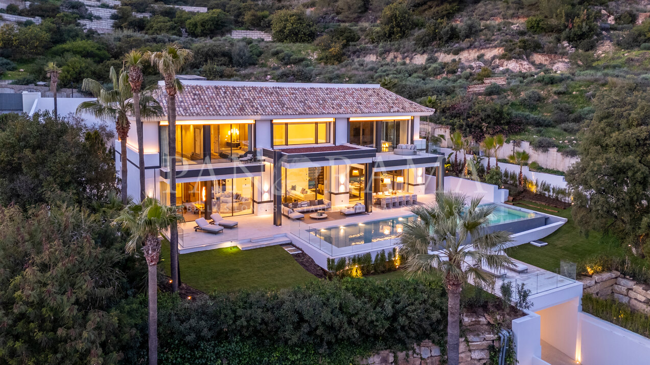 Villa Allure, zeitgenössische Eleganz in Cascada de Camoján mit endlosem Mittelmeerblick