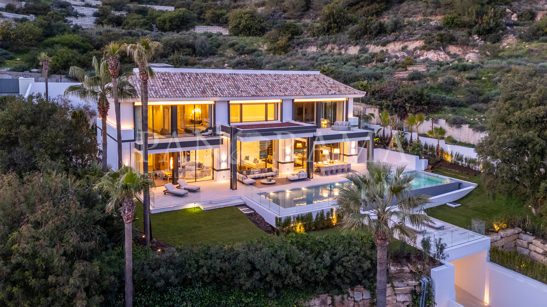 Villa Allure, eigentijdse elegantie in Cascada de Camoján met eindeloos uitzicht op de Middellandse Zee