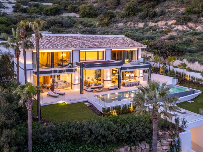Villa Allure, elegancia contemporánea en Cascada de Camoján con vistas infinitas al Mediterráneo
