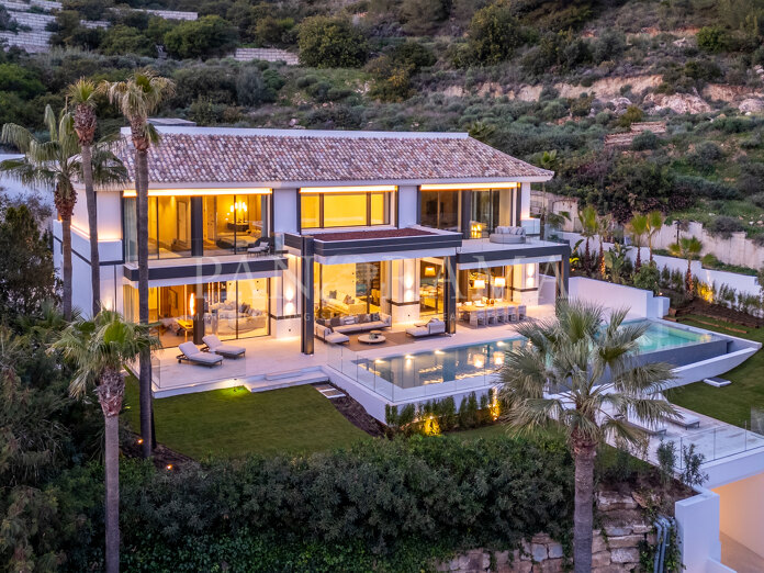 Villa Allure, elegancia contemporánea en Cascada de Camoján con vistas infinitas al Mediterráneo