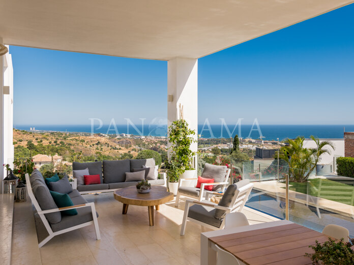 Villa moderne à Altos de los Monteros avec une vue panoramique spectaculaire sur la mer