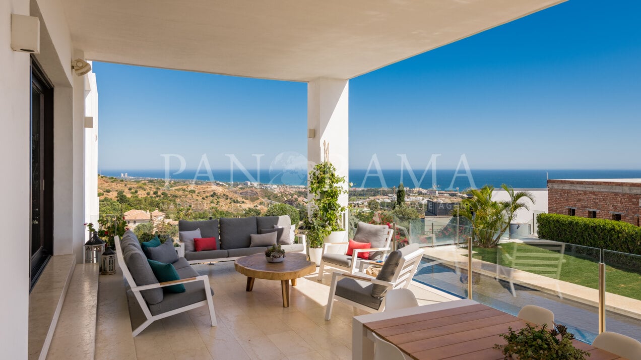 Moderna villa en Altos de los Monteros con espectaculares vistas panorámicas al mar