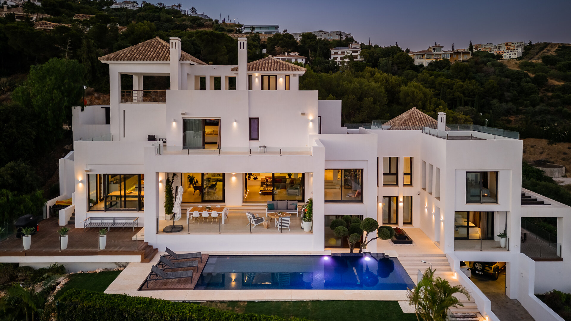 Moderne Villa in Altos de los Monteros mit spektakulärem Panoramablick auf das Meer