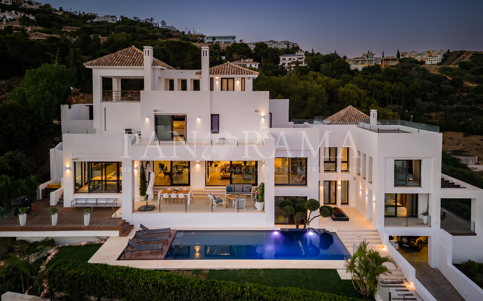 Villa moderne à Altos de los Monteros avec une vue panoramique spectaculaire sur la mer