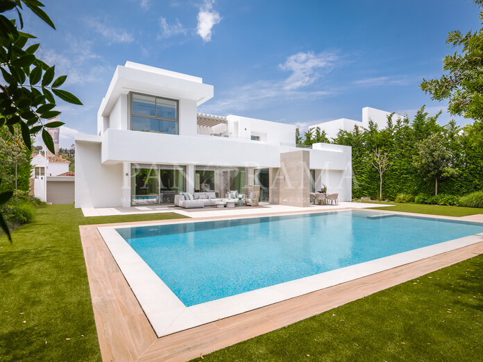 Elegante eigentijdse villa in El Paraíso, Marbella's nieuwe Golden Mile