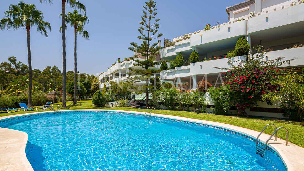 Appartement surélevé au rez-de-chaussée, à distance de marche de la plage et de Puente Romano