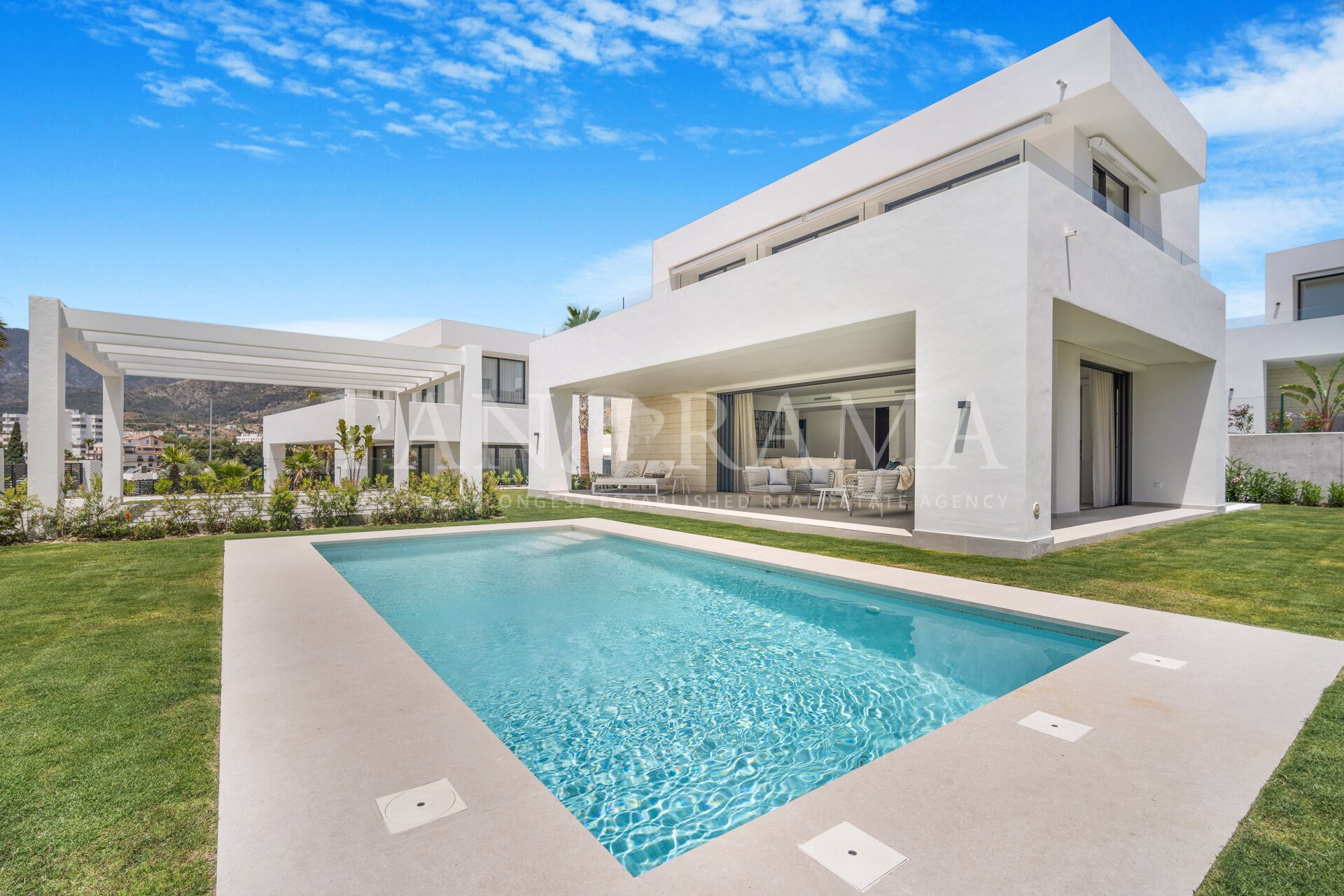 Nieuwe luxe villa op een exclusieve locatie ten westen van Río Real, in Oost-Marbella