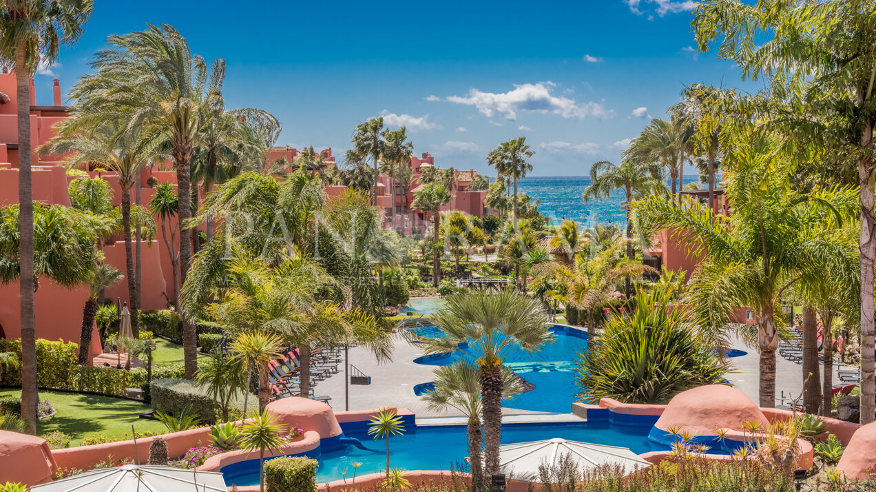 Erdgeschosswohnung in einer exklusiven Strandgemeinschaft von Torre Bermeja, Estepona