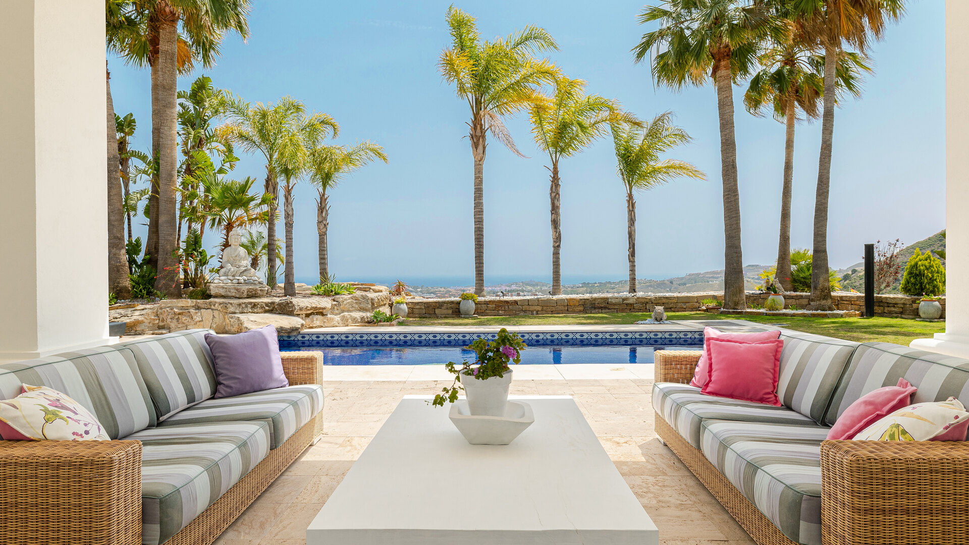 Villa en primera línea de golf con impresionantes vistas en Los Arqueros