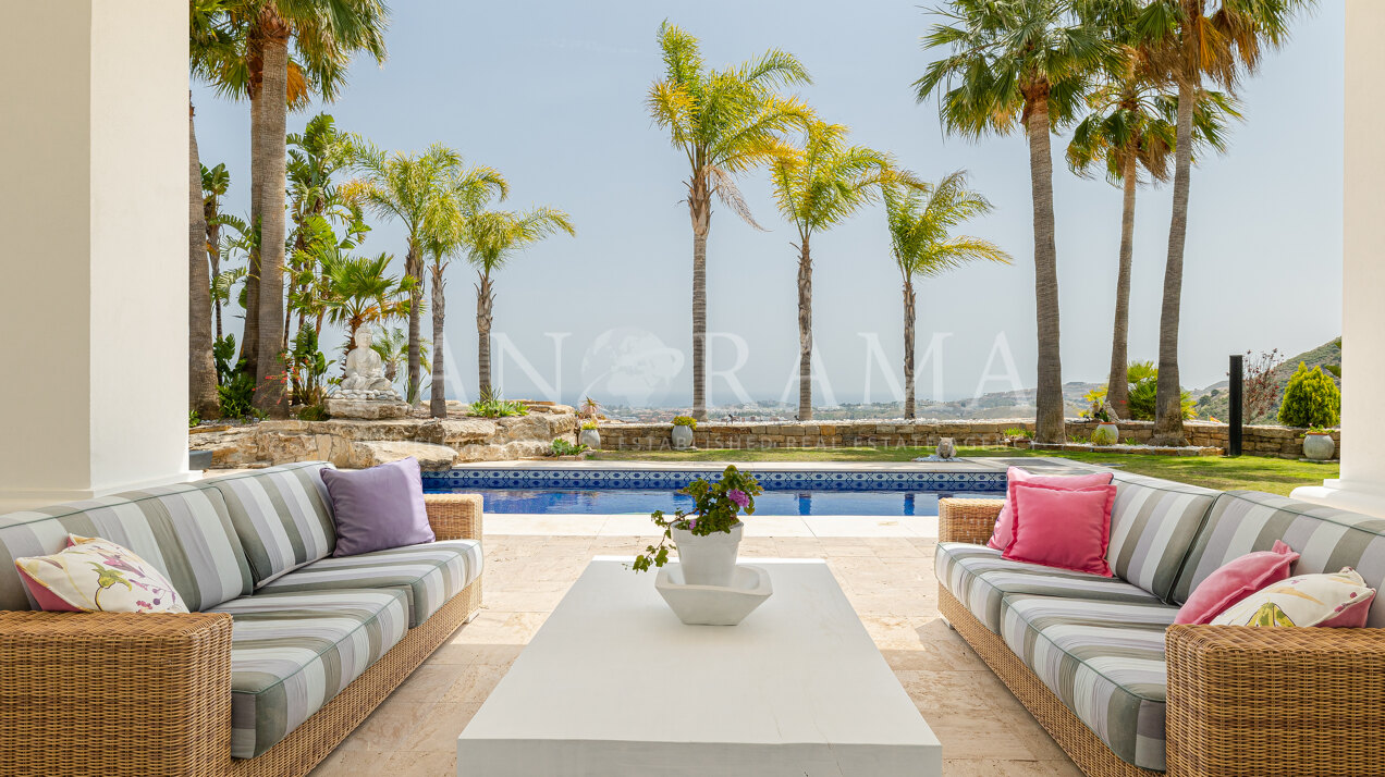 Villa en primera línea de golf con impresionantes vistas en Los Arqueros