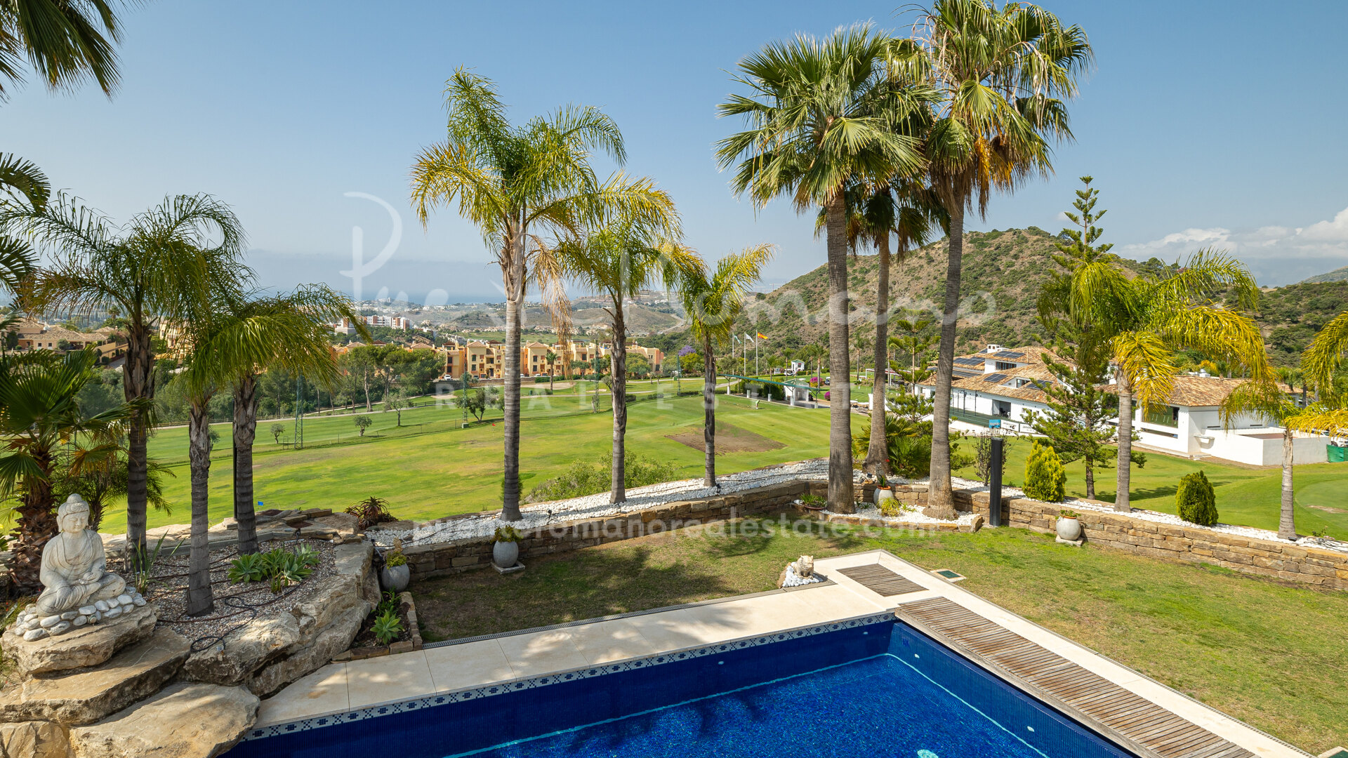 Frontline golf villa with breathtaking views in Los Arqueros