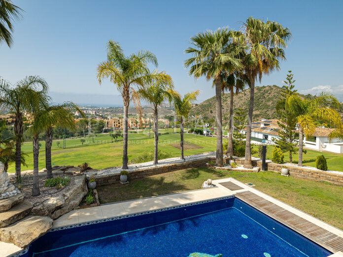 Frontline golf villa with breathtaking views in Los Arqueros