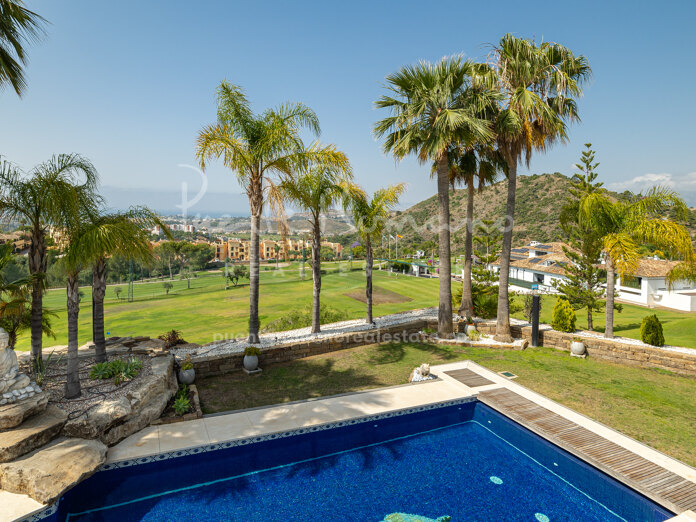 Villa en primera línea de golf con impresionantes vistas en Los Arqueros