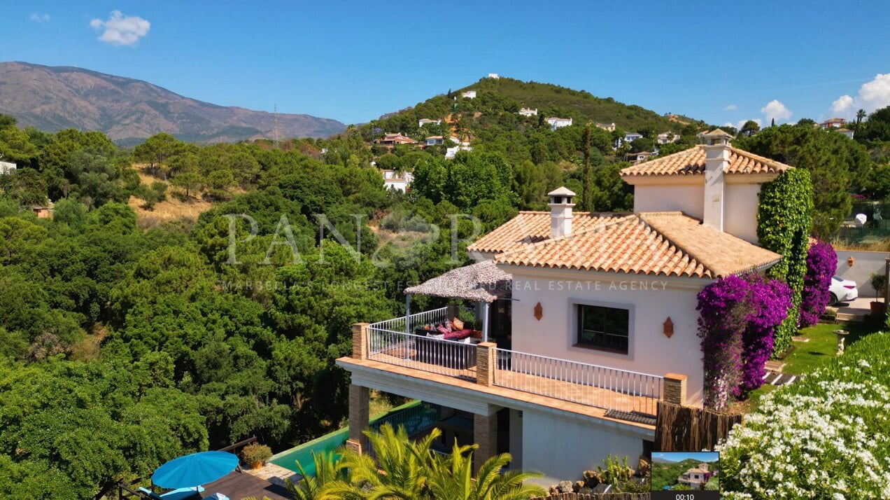 Beautiful villa with panoramic views in Forest Hills, Altos de Estepona