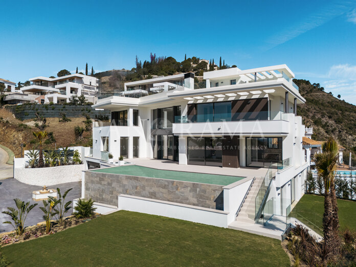 Neu gebaute moderne Villa in Lomas de la Quinta mit spektakulärer Aussicht