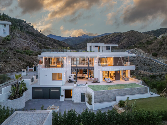 Neu gebaute moderne Villa in Lomas de la Quinta mit spektakulärer Aussicht