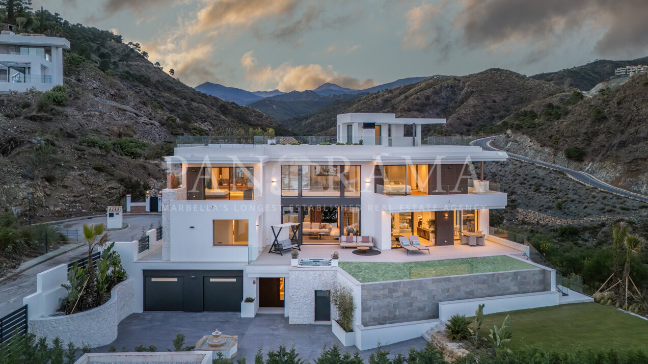 Neu gebaute moderne Villa in Lomas de la Quinta mit spektakulärer Aussicht