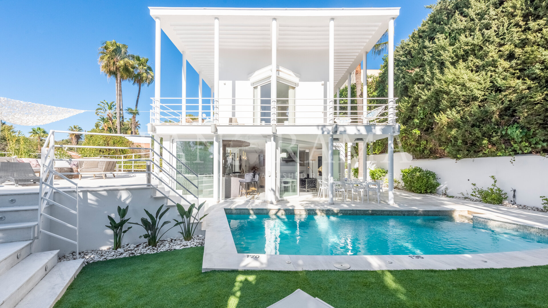 Makellose Villa in fußläufiger Entfernung zum Strand und den Annehmlichkeiten in Nueva Andalucía