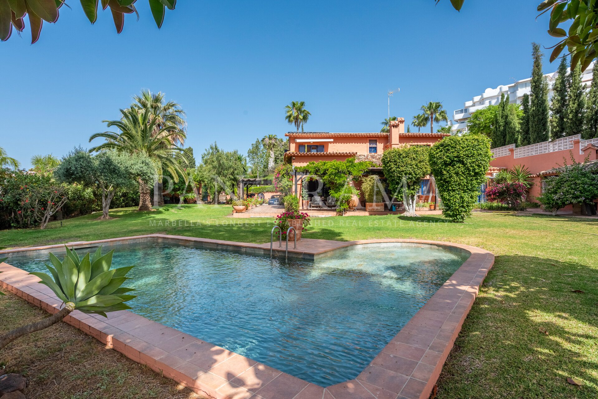 Impresionante villa de estilo rústico en primera línea del campo de golf Guadalmina Alta