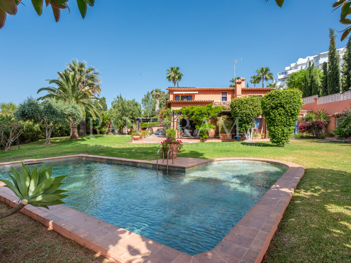 Atemberaubende Villa im rustikalen Stil in erster Linie des Guadalmina Alta Golfplatzes