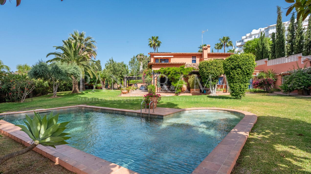 Impresionante villa de estilo rústico en primera línea del campo de golf Guadalmina Alta