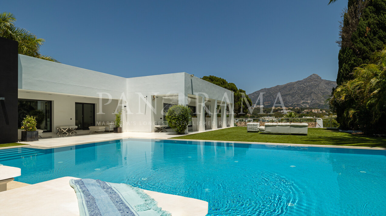 Villa mit atemberaubendem Blick auf den Berg La Concha und den Golfplatz Las Brisas im Golftal