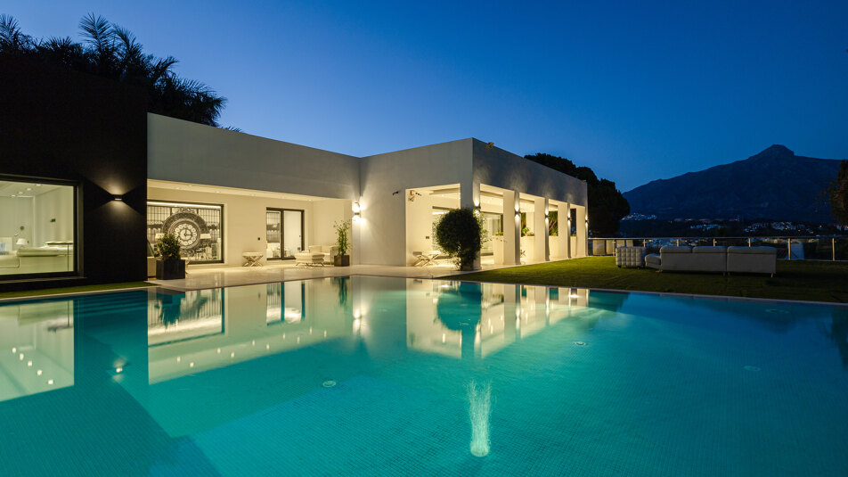 Villa with stunning views of La Concha mountain and Las Brisas golf course