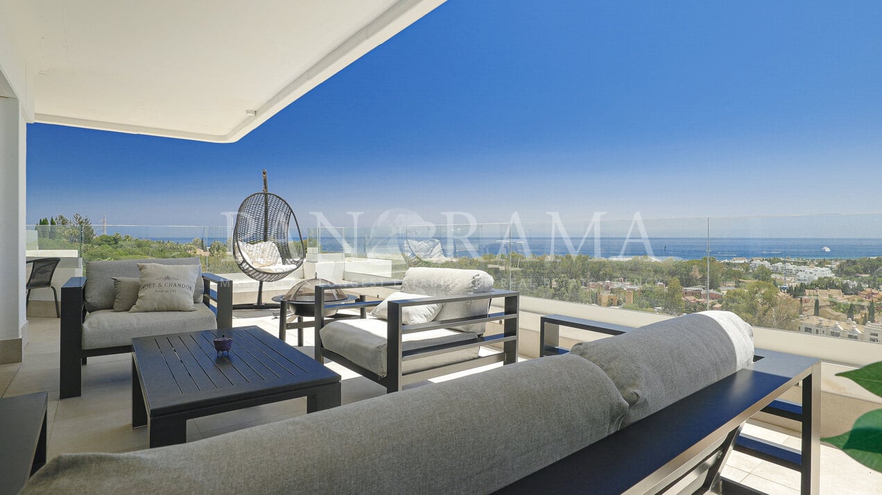 Incredible triplex penthouse with panoramic views to the sea and mountains in Terrazas de las Lomas