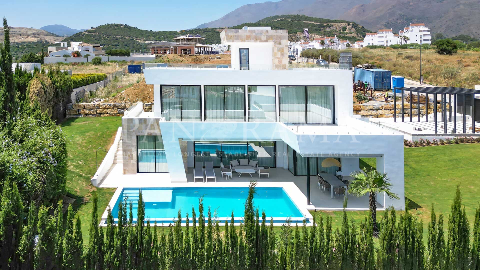 Villa spectaculaire à Valle Romano avec des vues fantastiques sur la mer, le golf et les montagnes