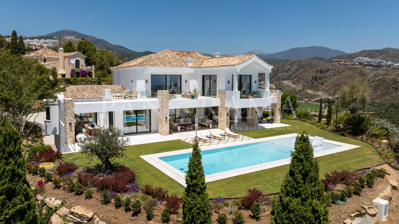 Newly built villa located on an elevated plot in La Quinta